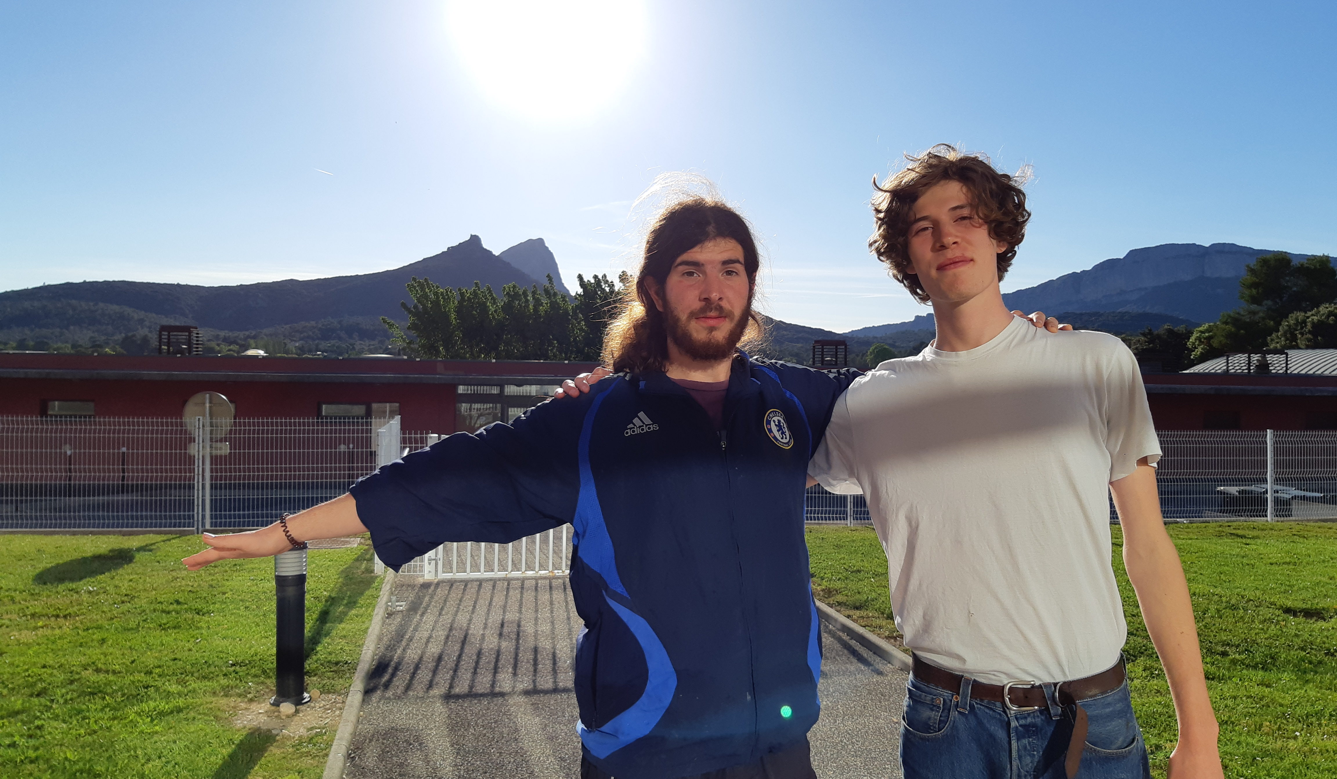 Angel (à droite) et Benjamin (à gauche), nos deux volontaires européens. Photo : Sarah Mazars