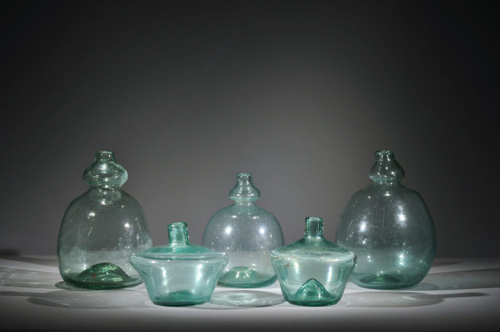 Outres à eau de vie et « Part des anges », XIXème, Languedoc et Verreries de Moussans (collections particulières et Musée de Sorèze). Photo : Céline Capelier