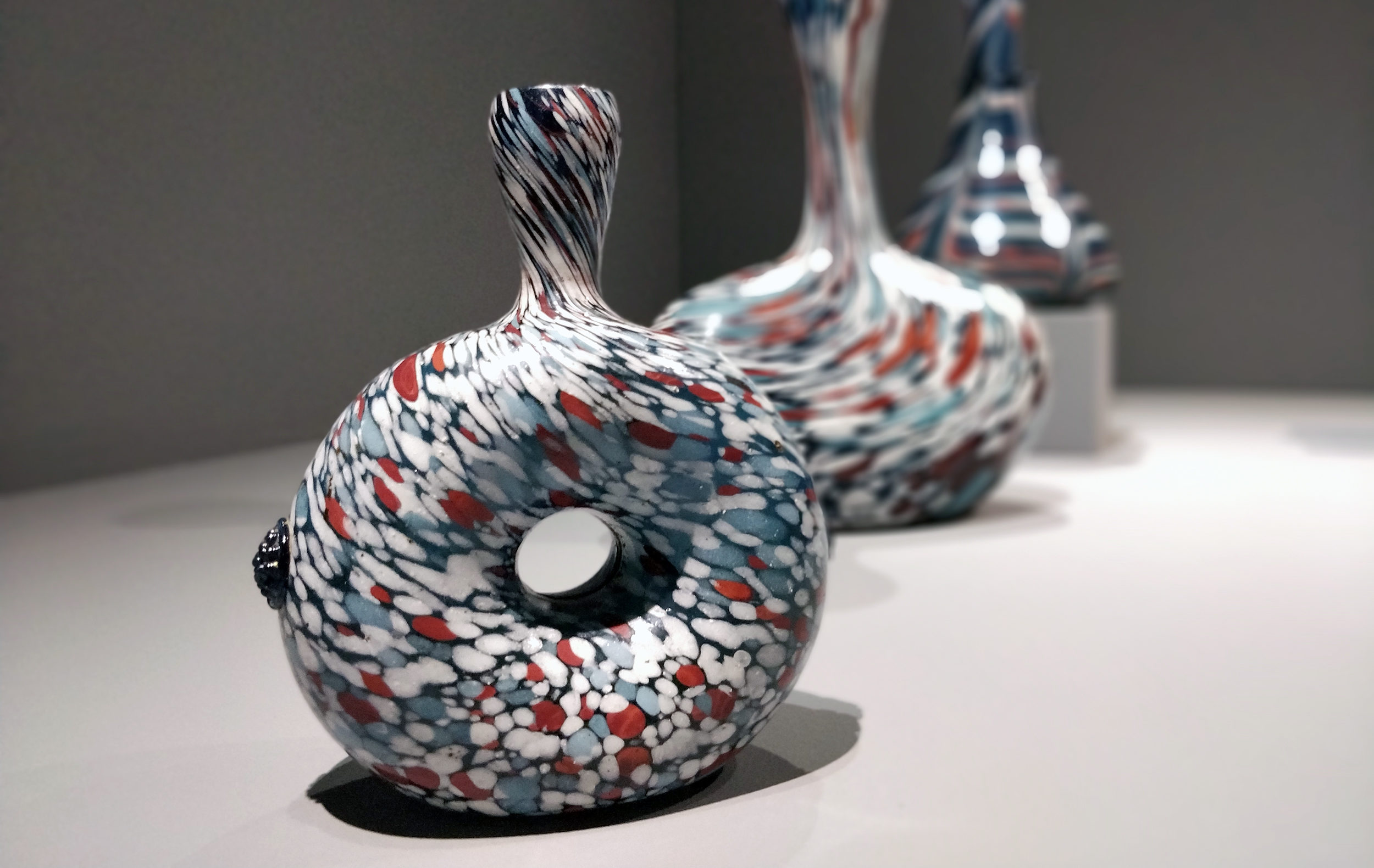 Gourde et bouteilles réniformes, décor moucheté polychrome, XVIIe s. / Exposition « Mémoires de Verre », Halle du Verre. Photo : Christophe Colrat