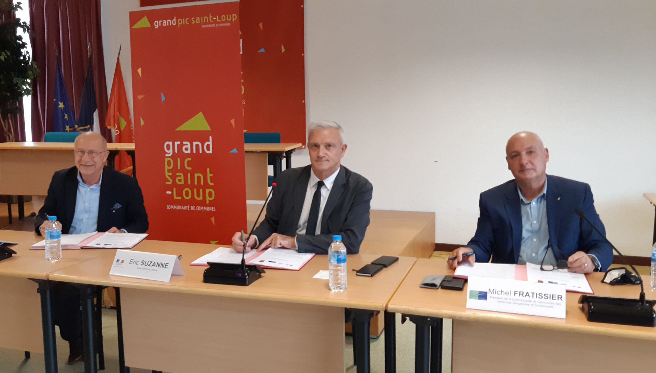 La signature du CRTE en présence de (de g. à dr.) : Alain BARBE, président de la Communauté de communes, Eric SUZANNE, sous-préfet de Lodève, et Michel FRATISSIER, président de la Communauté de communes des Cévennes Gangeoises et Suménoises. Photo : Sarah Mazars
