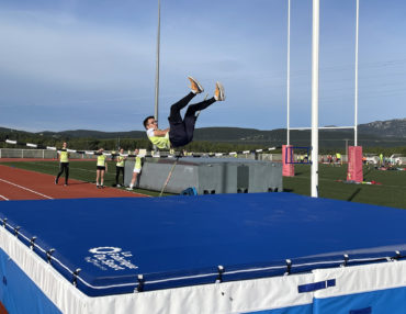 Démonstration de saut en hauteur au pôle sportif intercommunal. Photo : CCGPSL