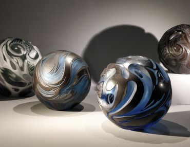 Henriikha Pöllänen - Light Abyss (2012) et Blue void I & II (2021-2022), exposition « Glass Finlandia », Halle du Verre. Photo : Christophe Colrat