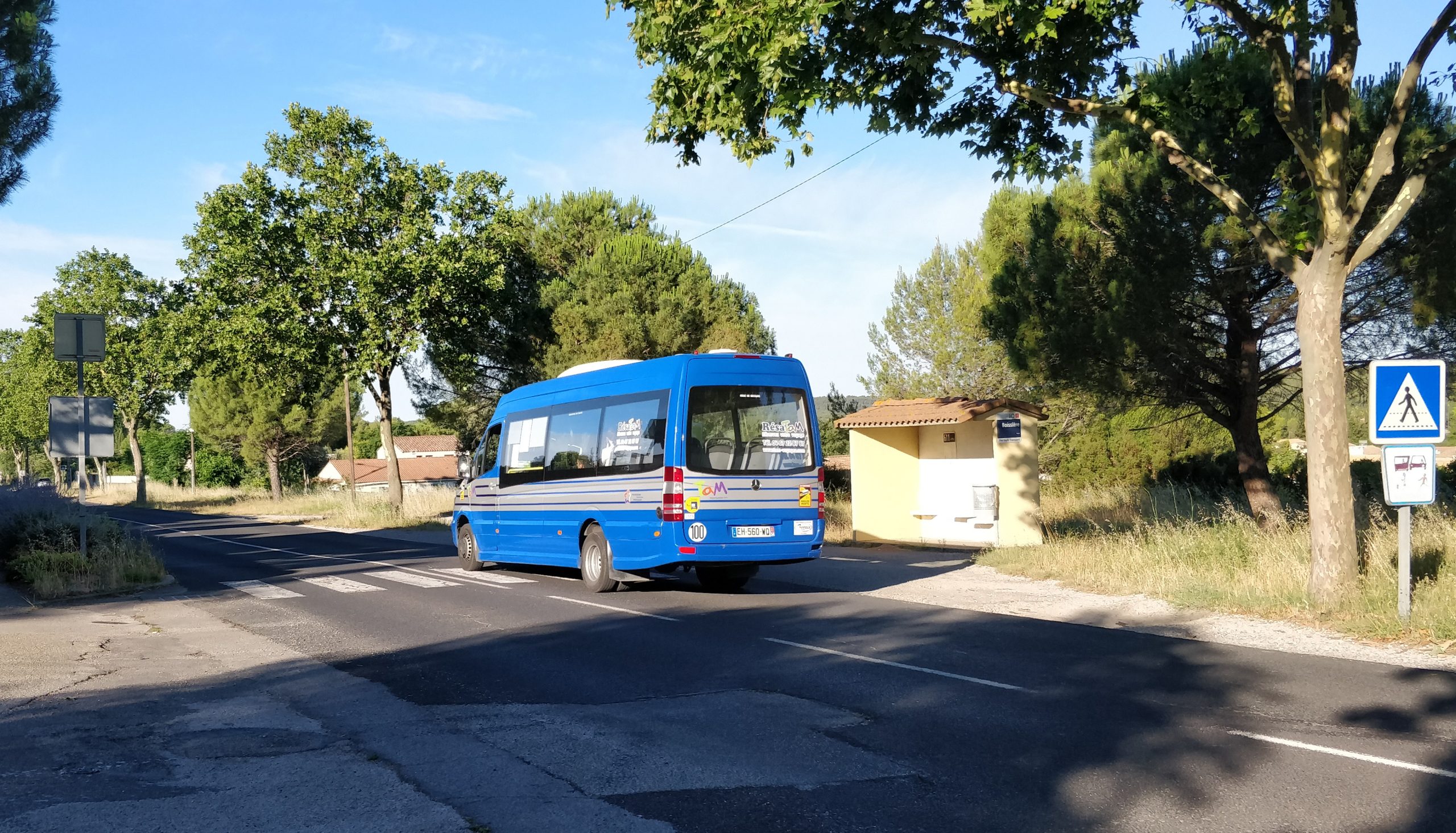 Passage du bus à la demande n°27 sur la commune de Teyran. Photo : Christophe Colrat